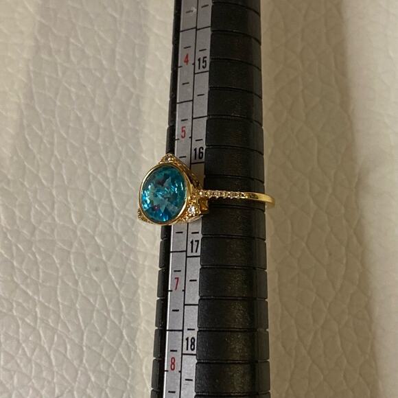 Vintage Gold Tone Statement Ring Blue Crystal Gem Size 7 - Picture 6 of 13
